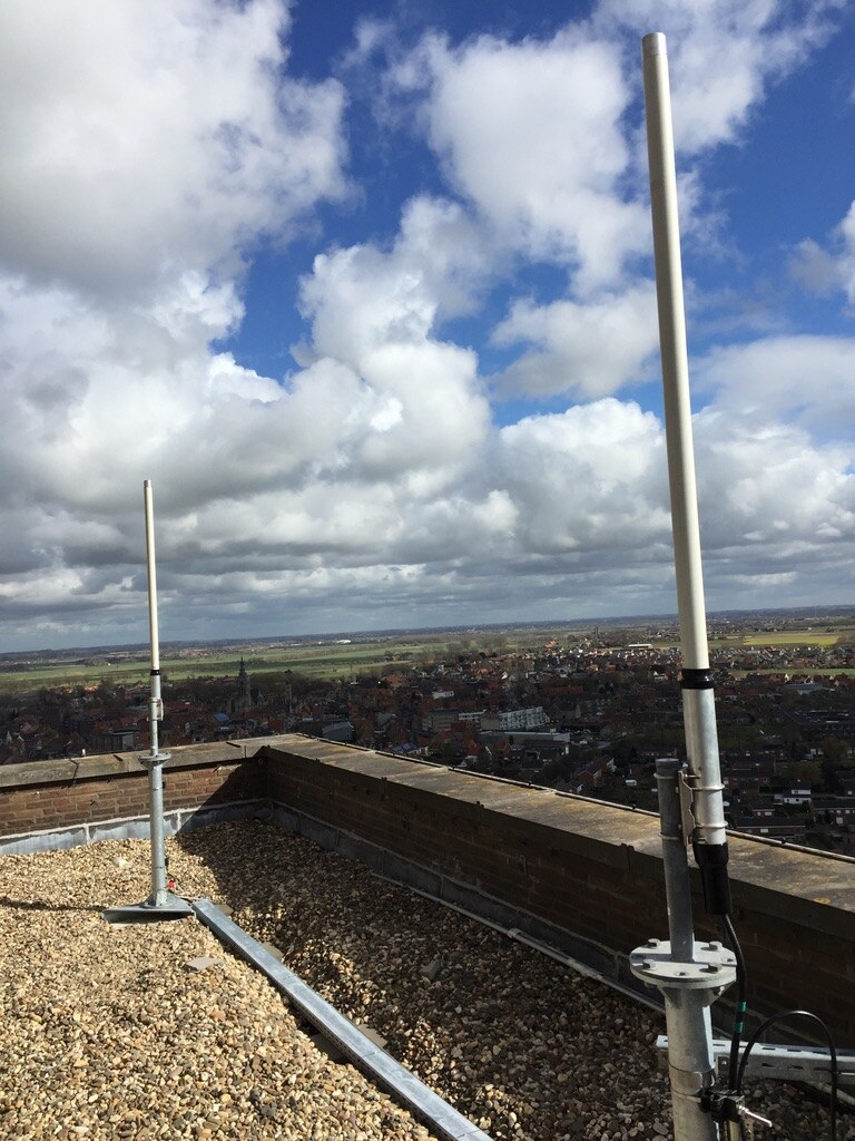 D-STAR-antennes op het dak van de IJzertoren in Diksmuide