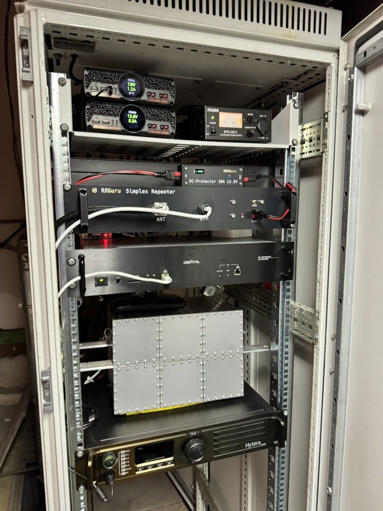 Volledige ON0VHF repeaterkast op de IJzertoren