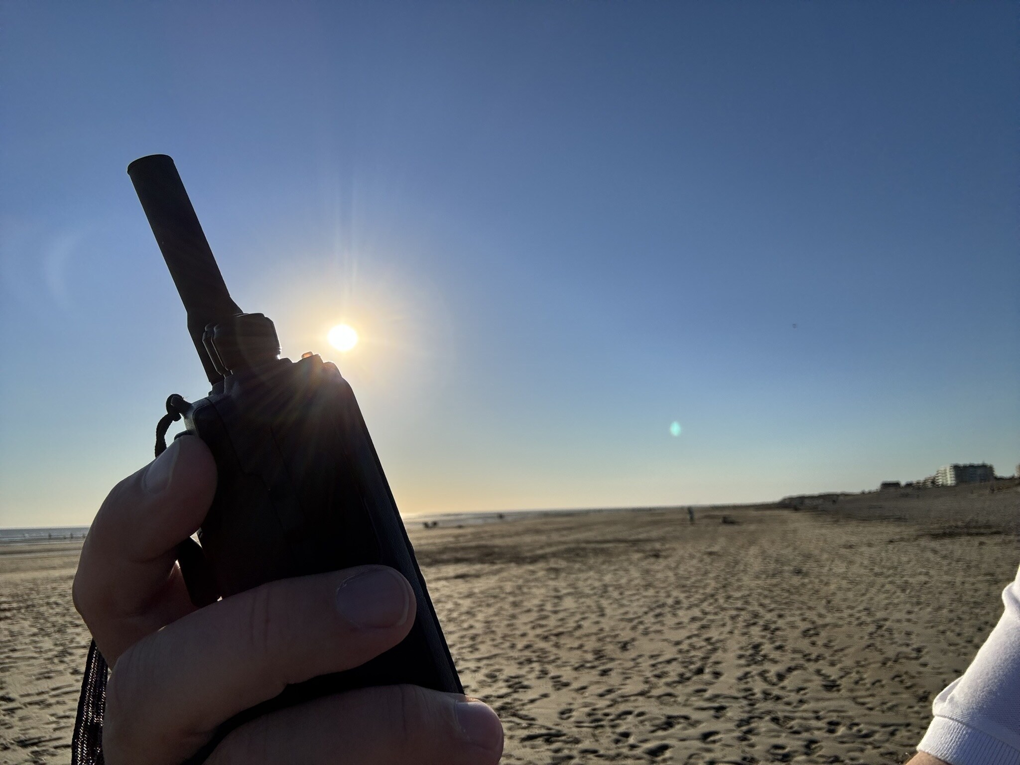 Portofoon en solar eclipse boven het strand van Oostduinkerke
