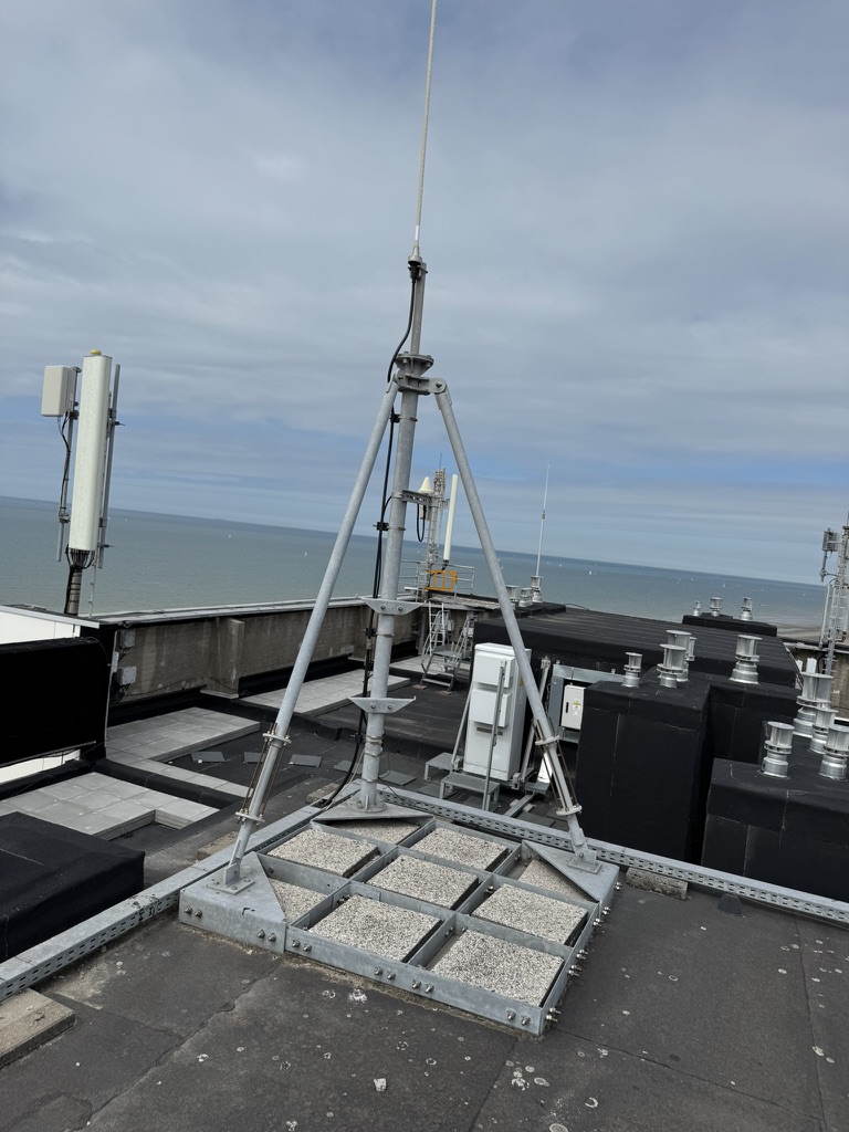 Mastconstructie met ballastframe