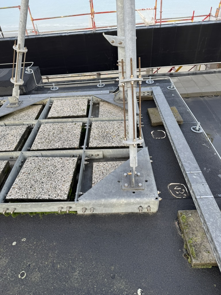 Detail van mastvoet en bevestiging